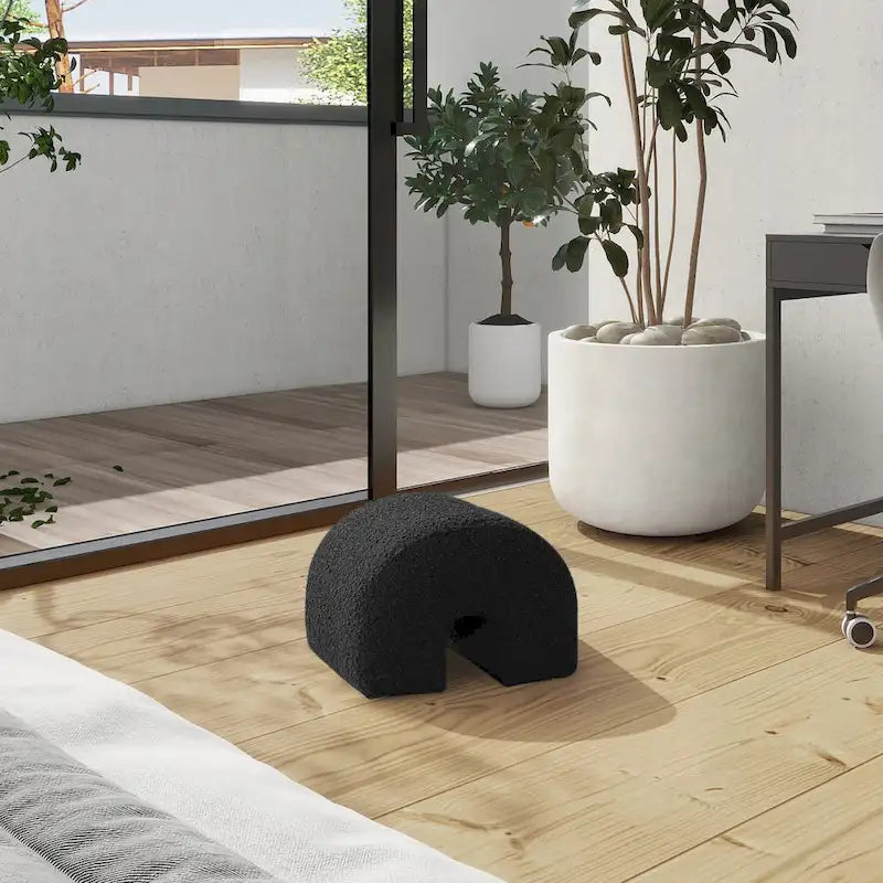 Pouf poggiapiedi arcuato rivestito in finto sherpa Bridge 16 Boucle