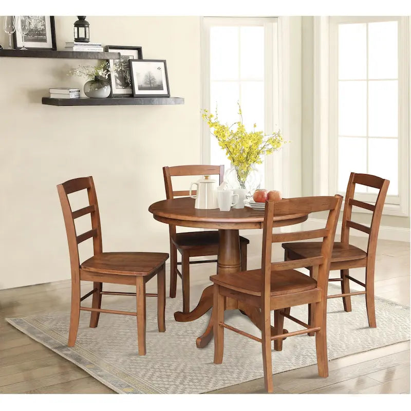 Tavolo da pranzo rotondo International Concepts Solid Wood 36 con piedistallo e 4 sedie Madrid con schienale a pioli