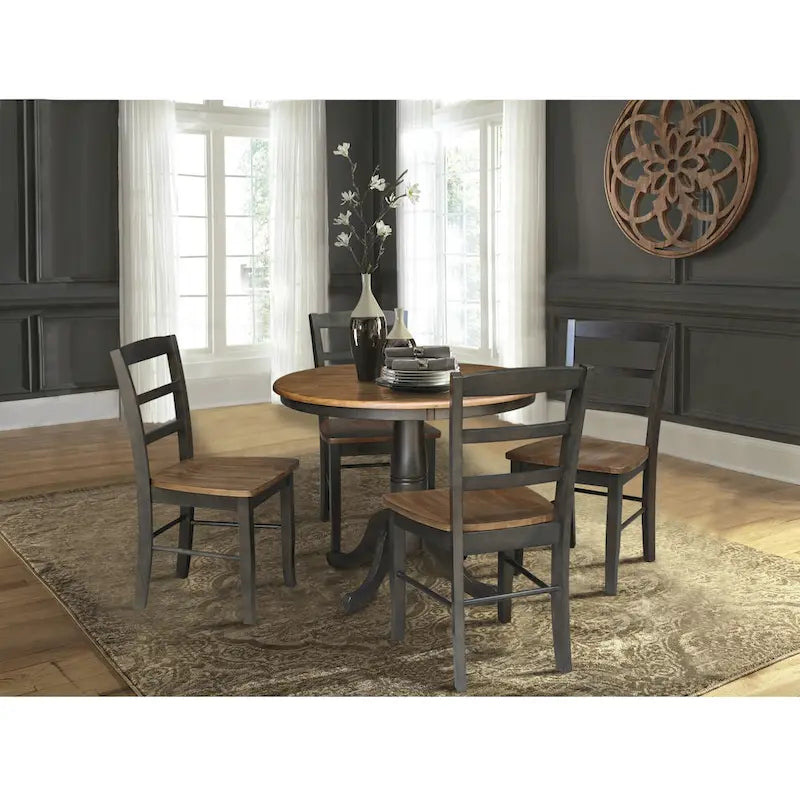 Tavolo da pranzo rotondo International Concepts Solid Wood 36 con piedistallo e 4 sedie Madrid con schienale a pioli