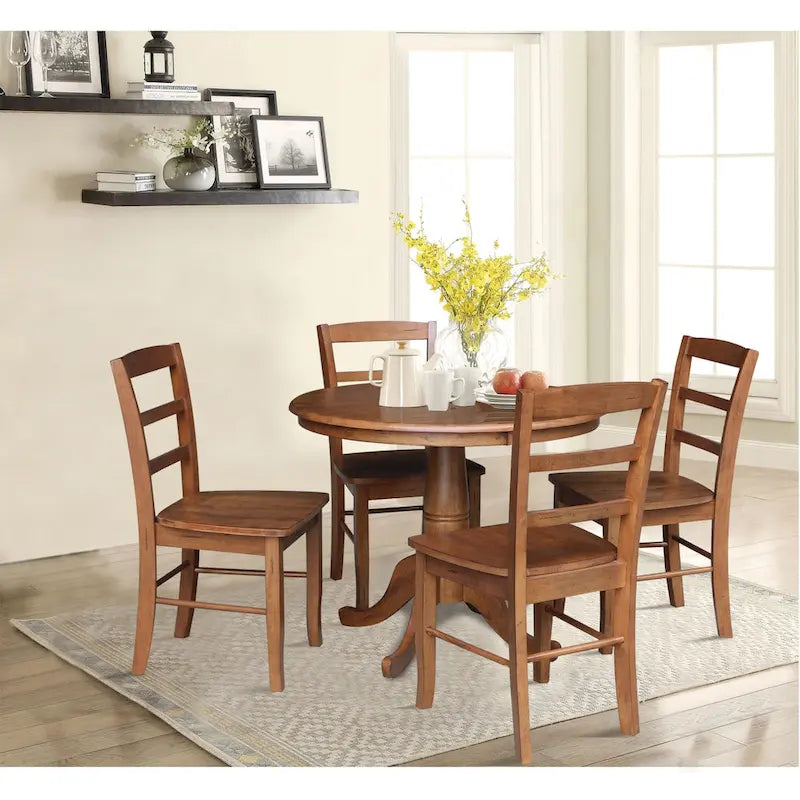 Tavolo da pranzo rotondo International Concepts Solid Wood 36 con piedistallo e 4 sedie Madrid con schienale a pioli