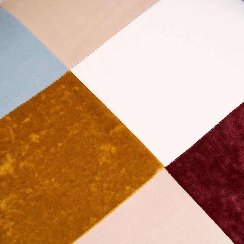 Poltrona ad ala imbottita FERPIT con gambe e livellatori in legno di gomma