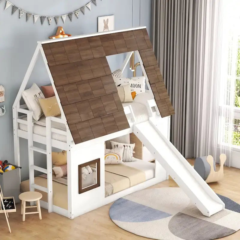 Letto a castello a casetta in legno a una piazza e mezza con tetto, scala e scivolo, bianco+marrone