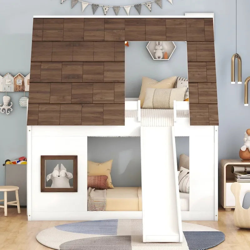 Letto a castello a casetta in legno a una piazza e mezza con tetto, scala e scivolo, bianco+marrone