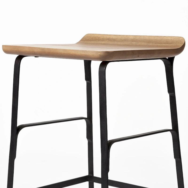 Sgabello da banco Conan con seduta in legno massiccio marrone medio e telaio in metallo nero - 15,0L x 16,0P x 25,0A