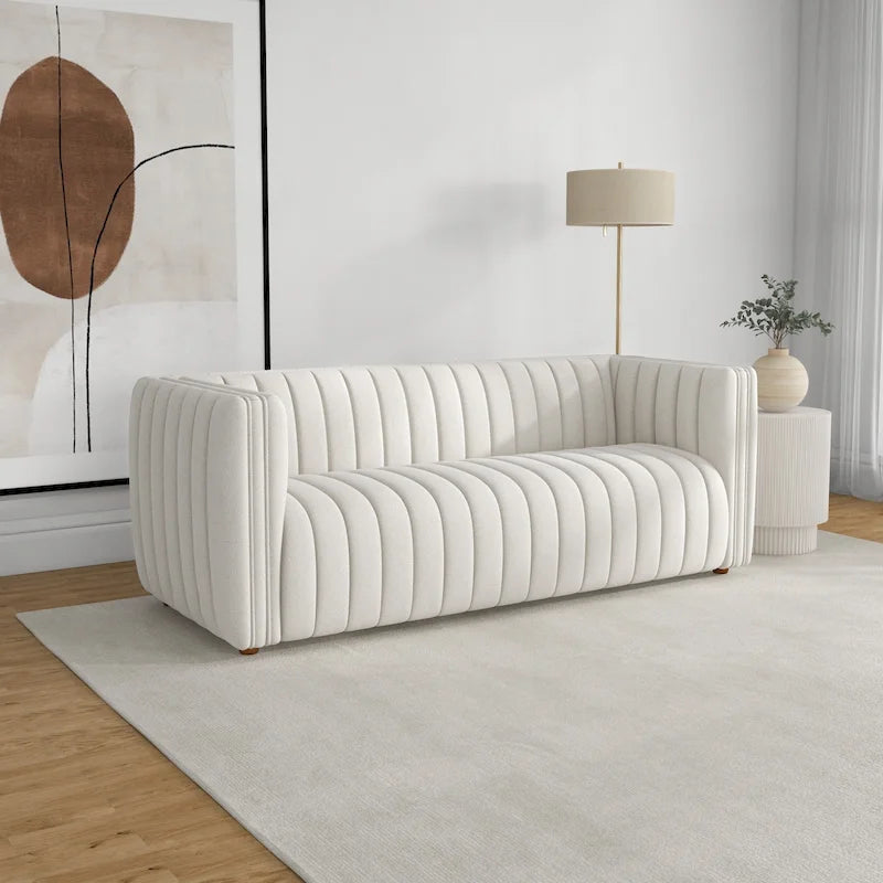 Divano Rasam in Stile Mid-Century Moderno di Lusso con Schienale Trapuntato e Rivestimento in Bouclé Francese Color Crema