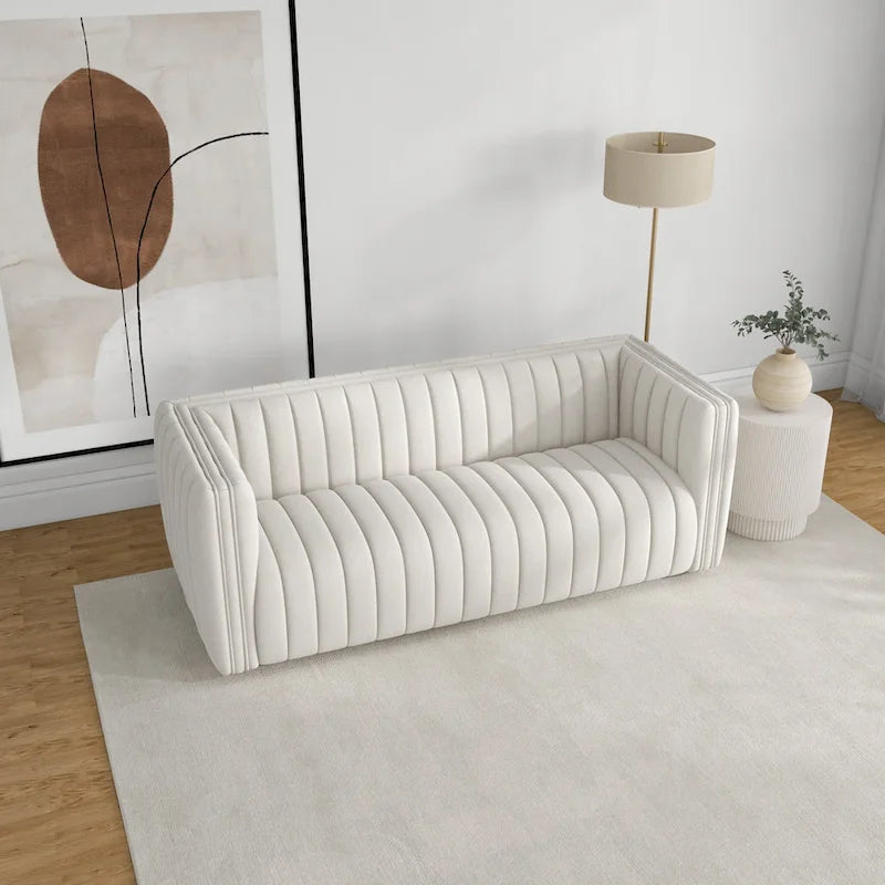 Divano Rasam in Stile Mid-Century Moderno di Lusso con Schienale Trapuntato e Rivestimento in Bouclé Francese Color Crema