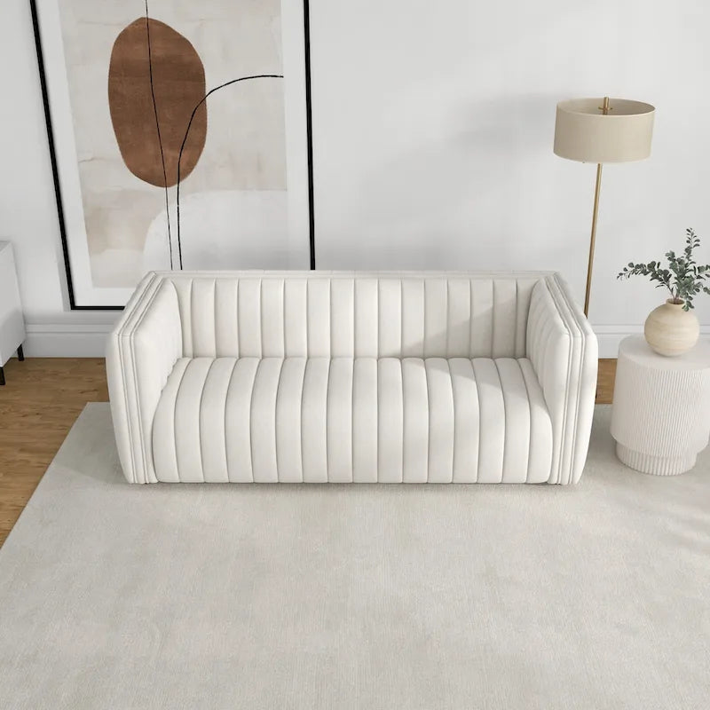 Divano Rasam in Stile Mid-Century Moderno di Lusso con Schienale Trapuntato e Rivestimento in Bouclé Francese Color Crema