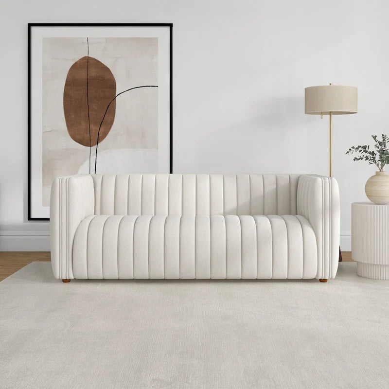 Divano Rasam in Stile Mid-Century Moderno di Lusso con Schienale Trapuntato e Rivestimento in Bouclé Francese Color Crema