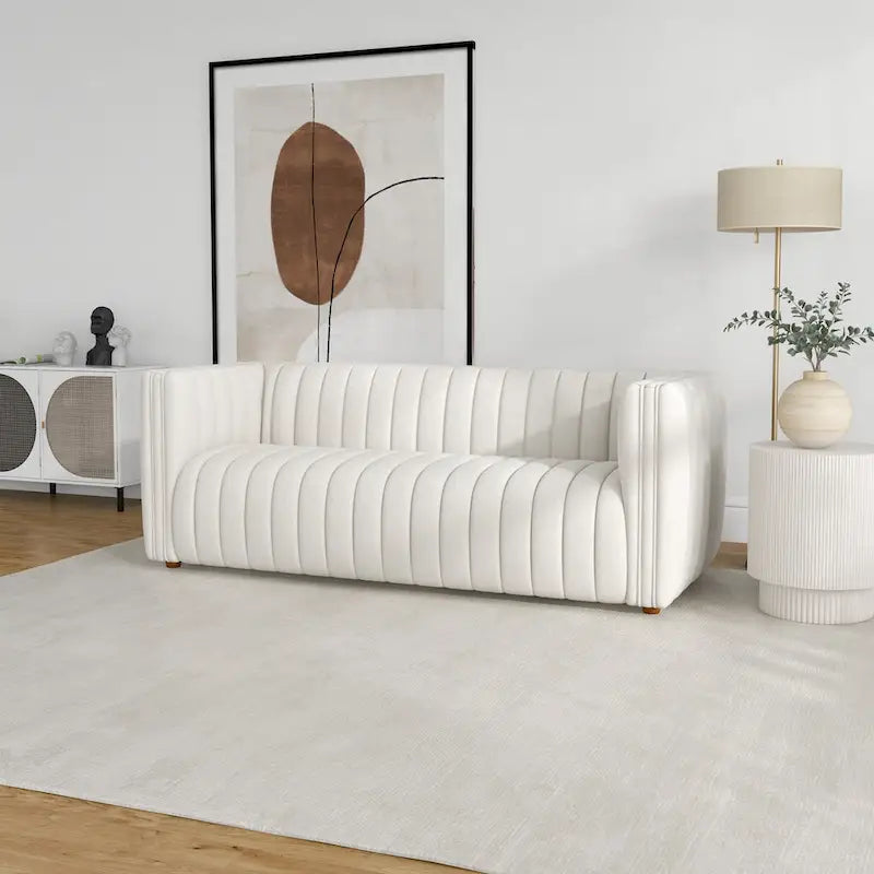 Divano Rasam in Stile Mid-Century Moderno di Lusso con Schienale Trapuntato e Rivestimento in Bouclé Francese Color Crema