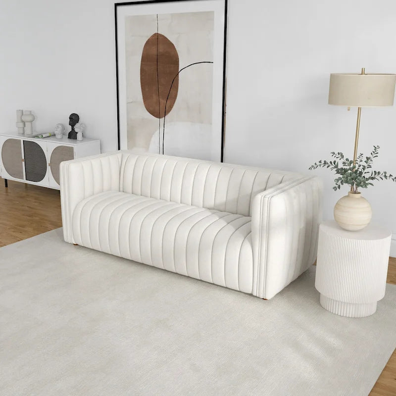 Divano Rasam in Stile Mid-Century Moderno di Lusso con Schienale Trapuntato e Rivestimento in Bouclé Francese Color Crema