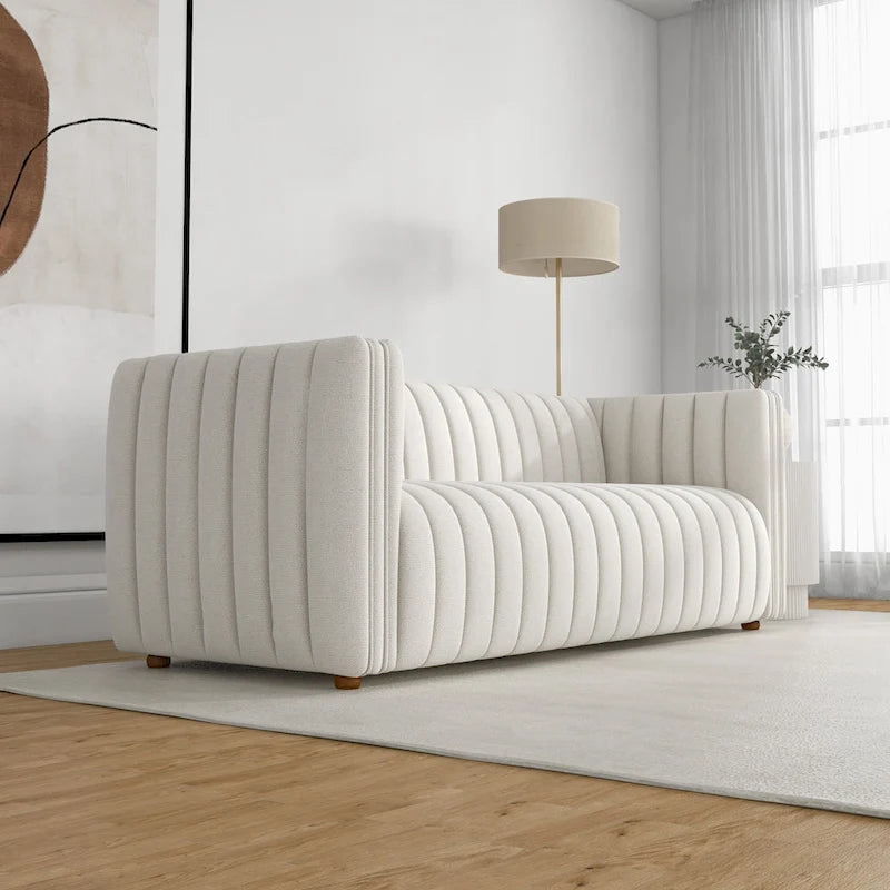 Divano Rasam in Stile Mid-Century Moderno di Lusso con Schienale Trapuntato e Rivestimento in Bouclé Francese Color Crema