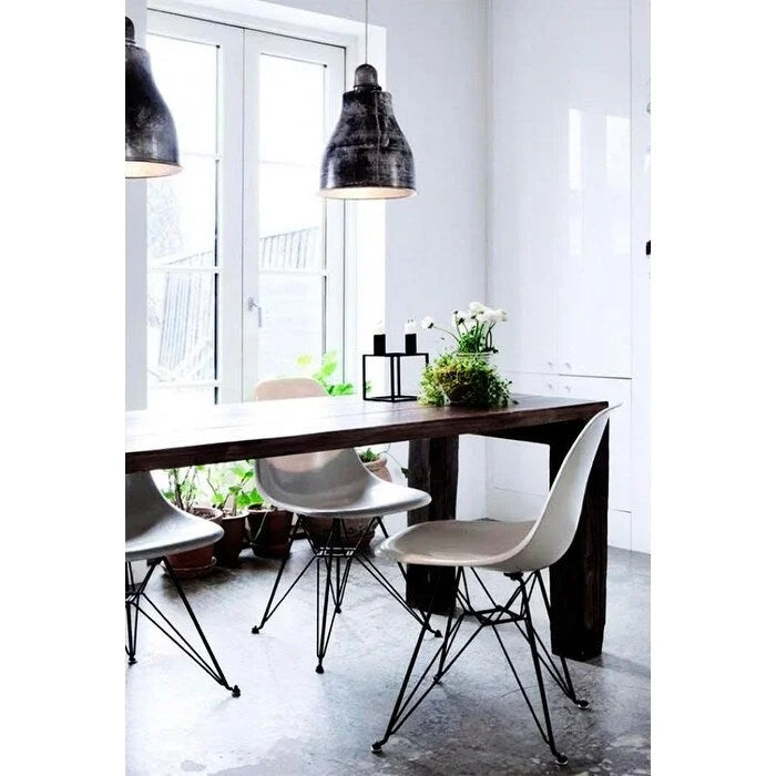 Sedia da pranzo di design moderna in plastica con accento opaco e base a gambe cromate in filo metallico nero scuro