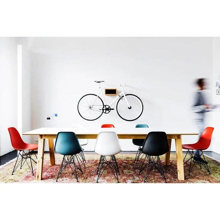 Sedia da pranzo di design moderna in plastica con accento opaco e base a gambe cromate in filo metallico nero scuro