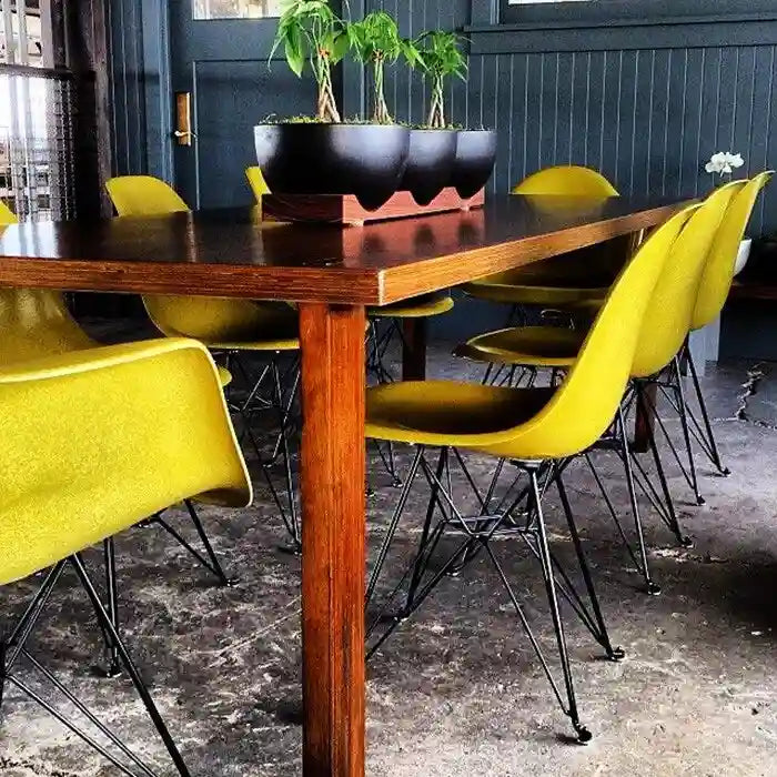 Sedia da pranzo di design moderna in plastica con accento opaco e base a gambe cromate in filo metallico nero scuro