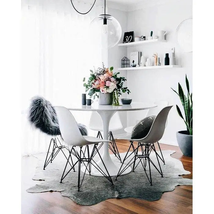 Sedia da pranzo di design moderna in plastica con accento opaco e base a gambe cromate in filo metallico nero scuro