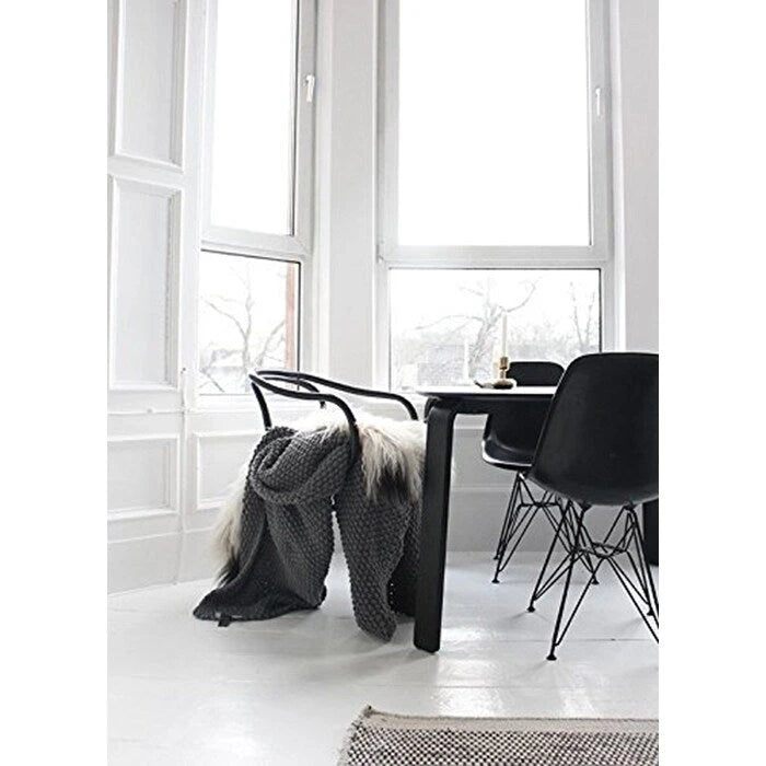 Sedia da pranzo di design moderna in plastica con accento opaco e base a gambe cromate in filo metallico nero scuro