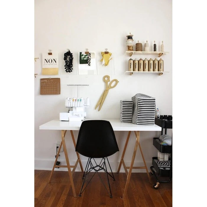 Sedia da pranzo di design moderna in plastica con accento opaco e base a gambe cromate in filo metallico nero scuro