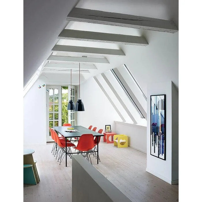 Sedia da pranzo di design moderna in plastica con accento opaco e base a gambe cromate in filo metallico nero scuro