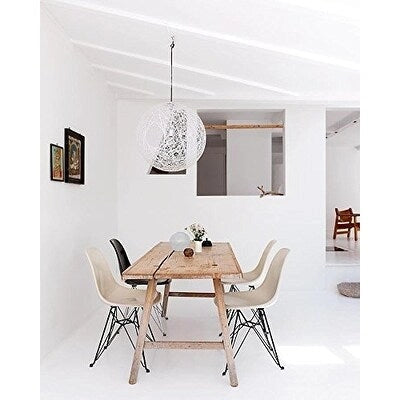 Sedia da pranzo di design moderna in plastica con accento opaco e base a gambe cromate in filo metallico nero scuro