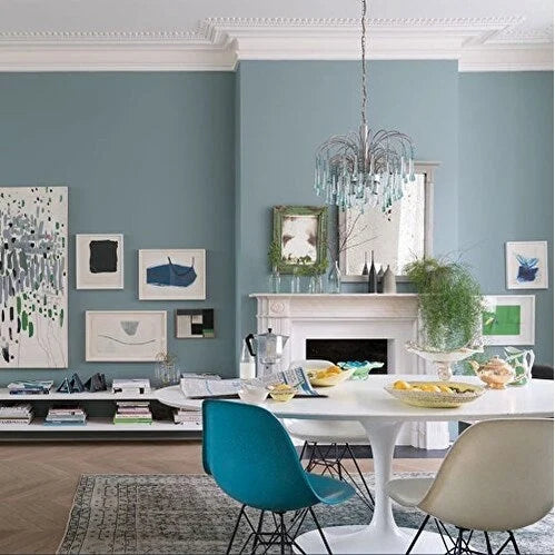 Sedia da pranzo di design moderna in plastica con accento opaco e base a gambe cromate in filo metallico nero scuro