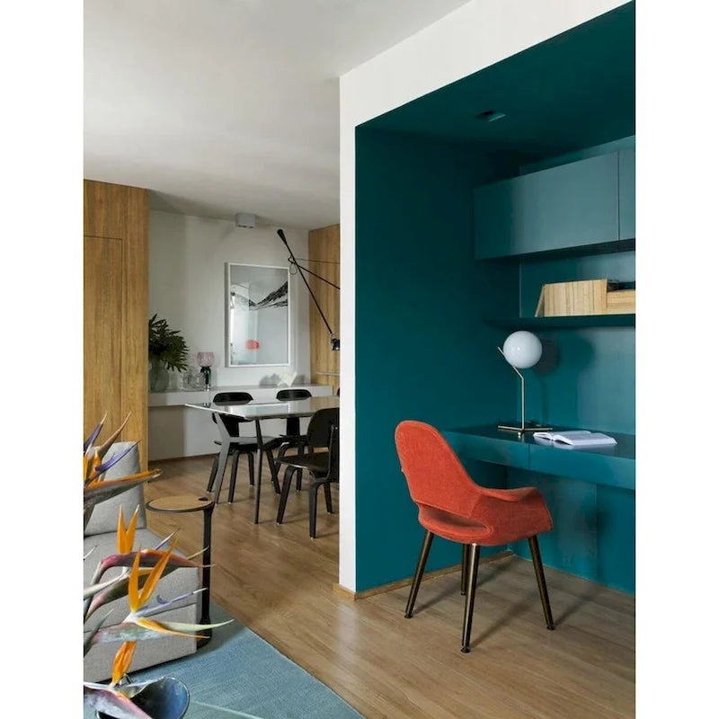 Poltroncina da pranzo imbottita moderna di metà secolo, organica, con gambe in legno di noce