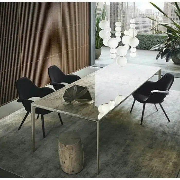 Poltroncina da pranzo imbottita moderna di metà secolo, organica, con gambe in legno di noce