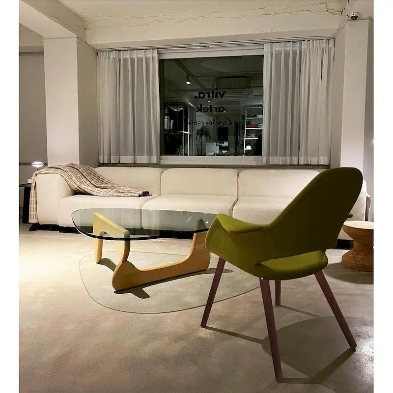 Poltroncina da pranzo imbottita moderna di metà secolo, organica, con gambe in legno di noce
