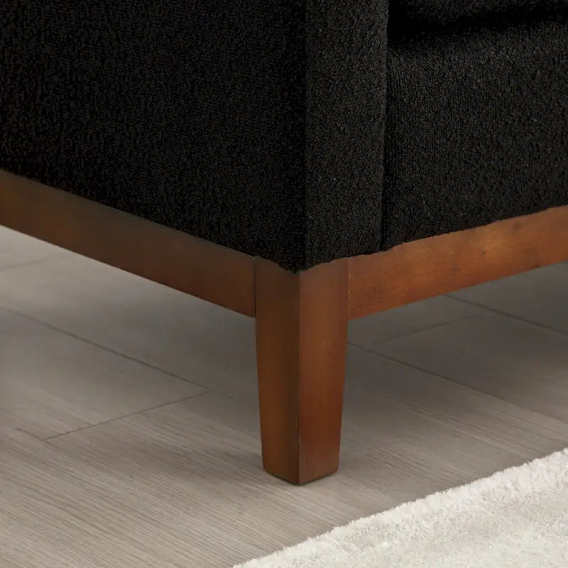 Panca imbottita con gambe in legno