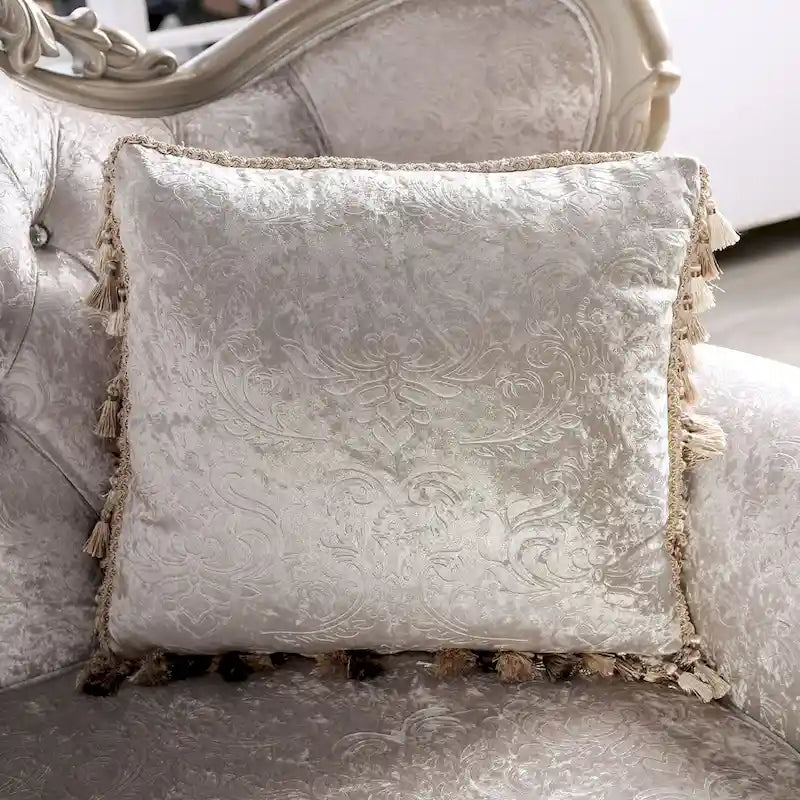 Set divani tradizionale Clarissa di Furniture of America con schienale trapuntato a bottoni e cuscini decorativi