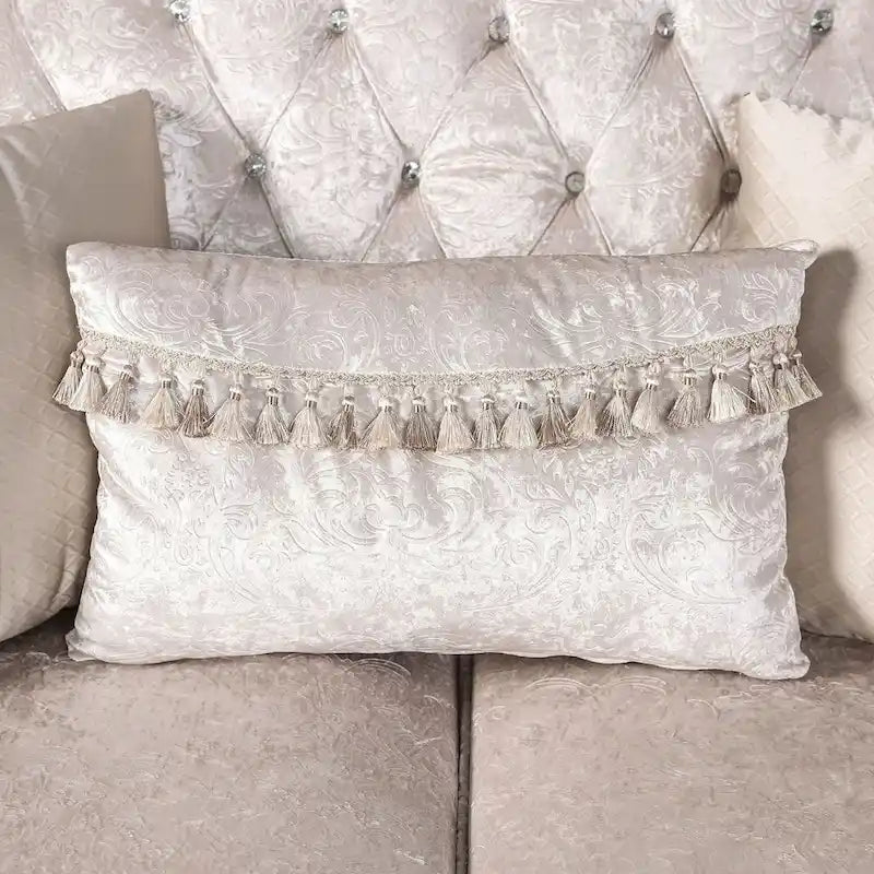 Set divani tradizionale Clarissa di Furniture of America con schienale trapuntato a bottoni e cuscini decorativi