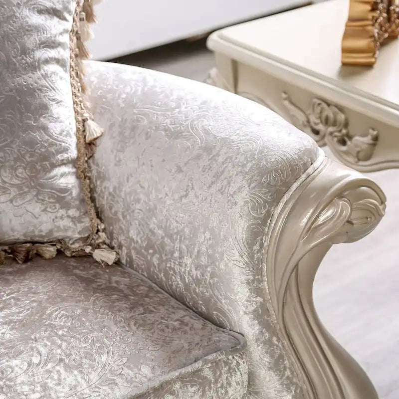 Set divani tradizionale Clarissa di Furniture of America con schienale trapuntato a bottoni e cuscini decorativi