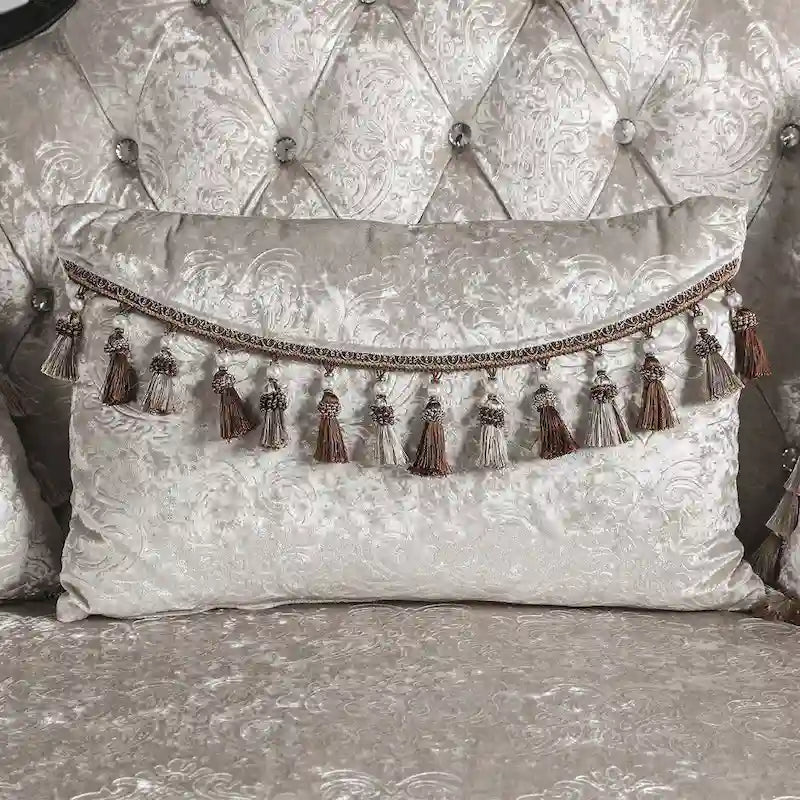 Set divani tradizionale Clarissa di Furniture of America con schienale trapuntato a bottoni e cuscini decorativi