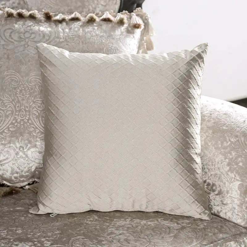 Set divani tradizionale Clarissa di Furniture of America con schienale trapuntato a bottoni e cuscini decorativi