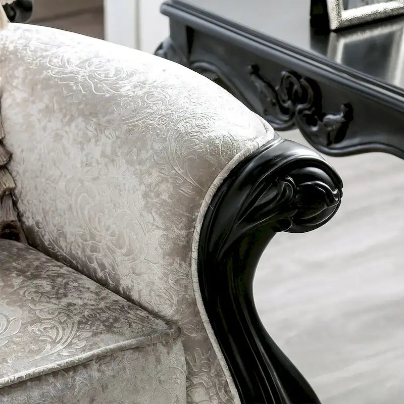 Set divani tradizionale Clarissa di Furniture of America con schienale trapuntato a bottoni e cuscini decorativi