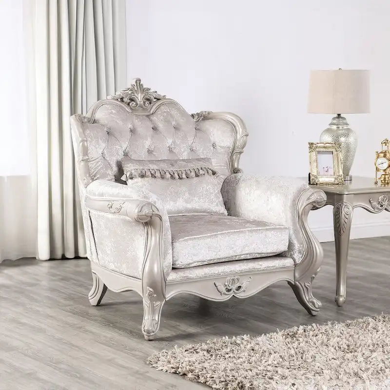 Set divani tradizionale Clarissa di Furniture of America con schienale trapuntato a bottoni e cuscini decorativi