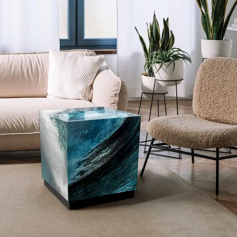 Tavolino da Cocktail in Vetro Artistico Smussato con Stampa Inversa Sapphire Sea e Base a Plinto Nera
