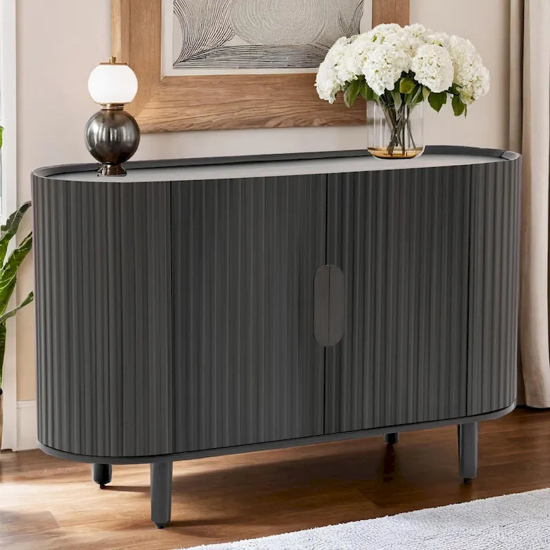 Credenza di lusso leggera con ripiani regolabili e ampio spazio di archiviazione