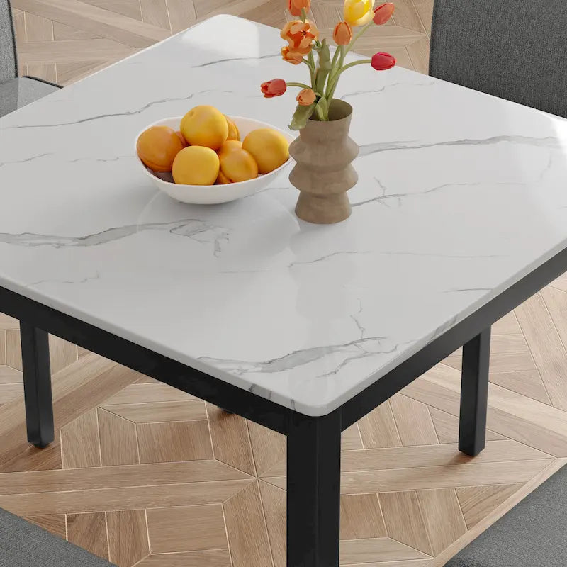 Set da pranzo Corvus Fowey da 5 pezzi, tavolo in MDF con adesivo effetto marmo e 4 sedie imbottite