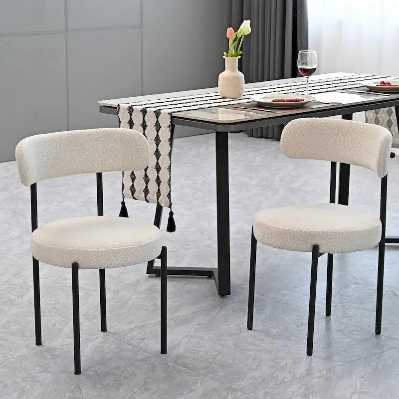 Set di 2 sedie da pranzo moderne rotonde imbottite in Boucle, schienale curvo e gambe in metallo nero verniciato a spruzzo