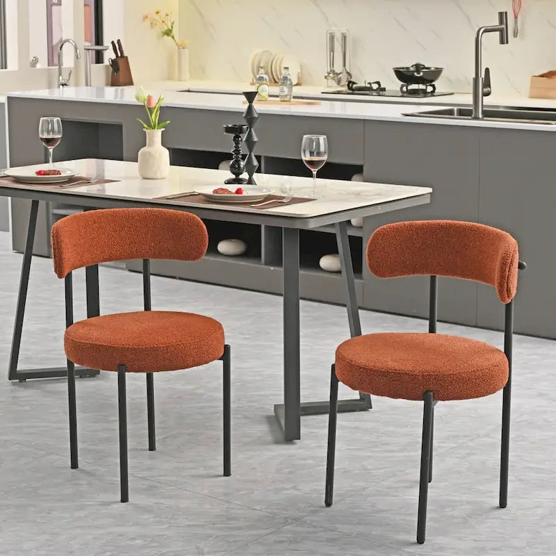 Set di 2 sedie da pranzo moderne rotonde imbottite in Boucle, schienale curvo e gambe in metallo nero verniciato a spruzzo