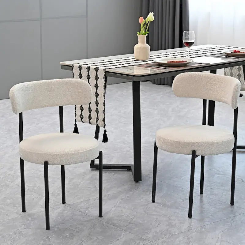 Set di 2 sedie da pranzo moderne rotonde imbottite in Boucle, schienale curvo e gambe in metallo nero verniciato a spruzzo