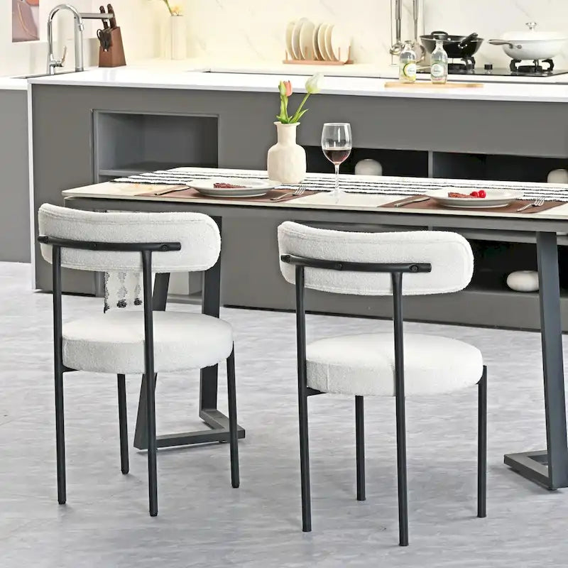 Set di 2 sedie da pranzo moderne rotonde imbottite in Boucle, schienale curvo e gambe in metallo nero verniciato a spruzzo