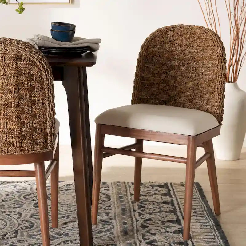 bali & pari Sedia da pranzo in legno di acacia con finitura noce e giunco marino stile bohémien moderno di Denver
